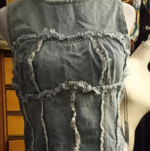 New,with tags light blue frayed denim sleeveless  cropped top, back zip size med - Picture 5 of 6